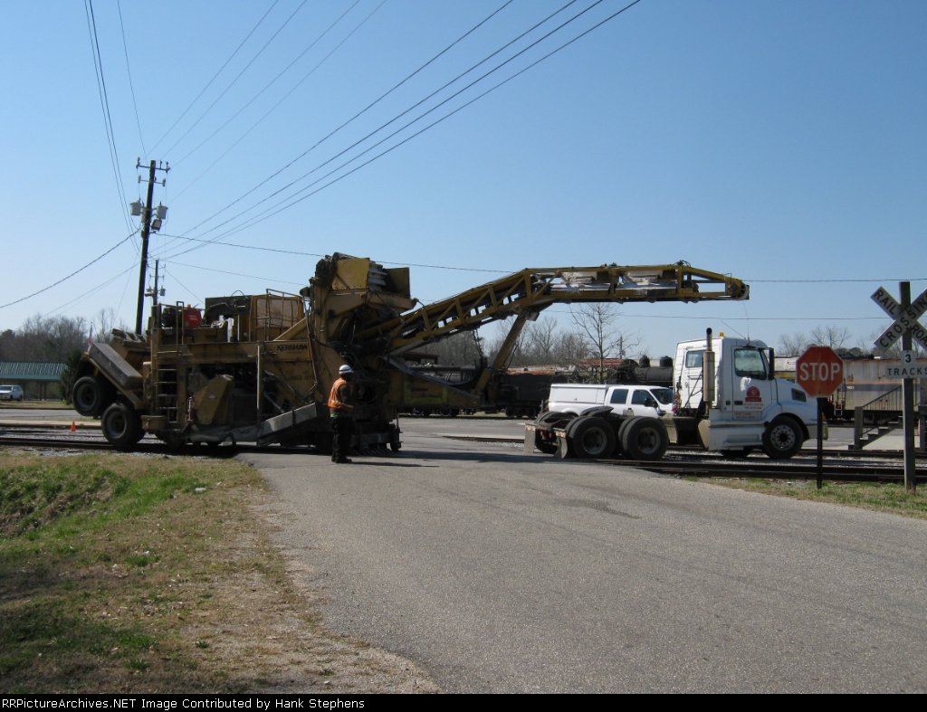 Kershaw Ballast cleaner loading at HOD2